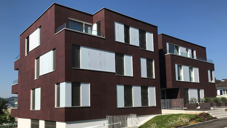 Die weißen Module sorgen für Auflockerung Solarfassade. Gemeinsam mit den restlichen Modulen sind sie der Hauptlieferant von Energie für die Gebäude.