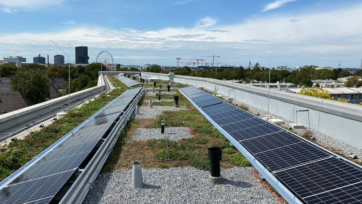 Die Anlage auf dem Dach am Innsbrucker Ring leistet fast 47 Kilowatt. In Zukunft werden auch Mieterstrommodelle möglich sein. - © Leopoldseder Salrtechnik
