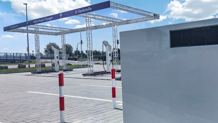 Die Kombination aus Schnellladestation und Speicher auf dem Gelände der TEAG in Erfurt hat sich bewährt.