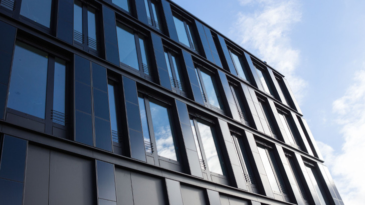 Gebäudeintegrierte Photovoltaik: CIGS-Dünnschichtmodule an der Fassade des ZSW in Stuttgart. - © ZSW
