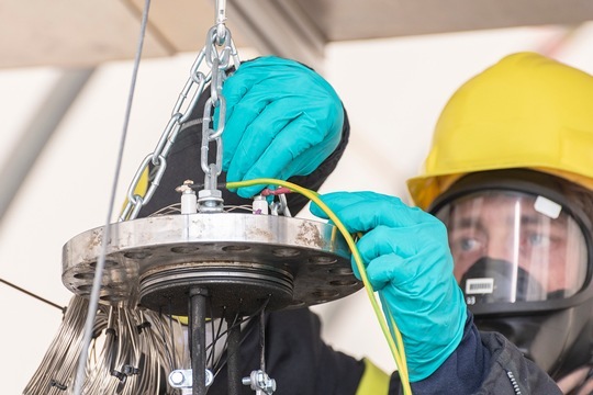 Rico Tschirschwitz untersucht die Gasfreisetzung beim thermischen Durchgehen von Lithiumakkus