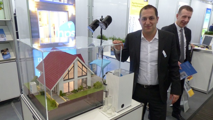 HPS-Geschäftsführer Zeyad Abul-Ella mit einem Picea-Modell auf einer Messe 2018.
