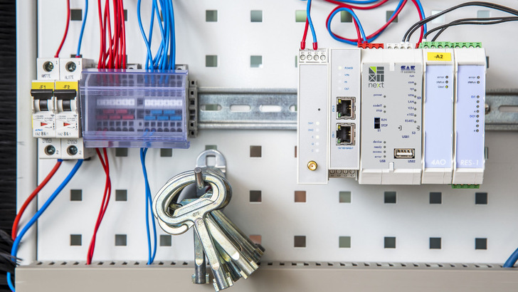 Mittels Fernwirktechnik schaltet Next Kraftwerke verschiedne Ökostromanlagen zu einem virtuellen Kraftwerk zusammen und vermarktet diesen Strom gebündelt an der Börse.