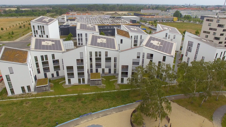 Die Solaranlagen auf den Gebäuden werden im gesamten Quartier von den Häusern gemeinsam genutzt. - © Panasonic
