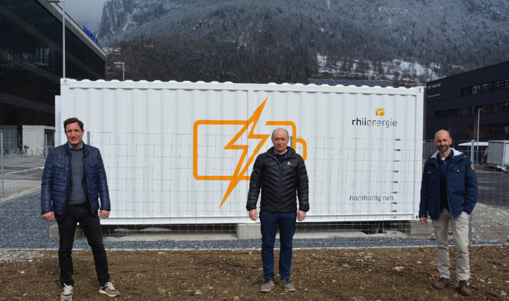Von links nach rechts: Michel Maiorano (Axpo), Christian Capaul und Stefan Moser (beide Rhiienergie) vor dem 1,25-Megawatt-Speicher von ADS-Tec Energy. - © Rhiienergie

