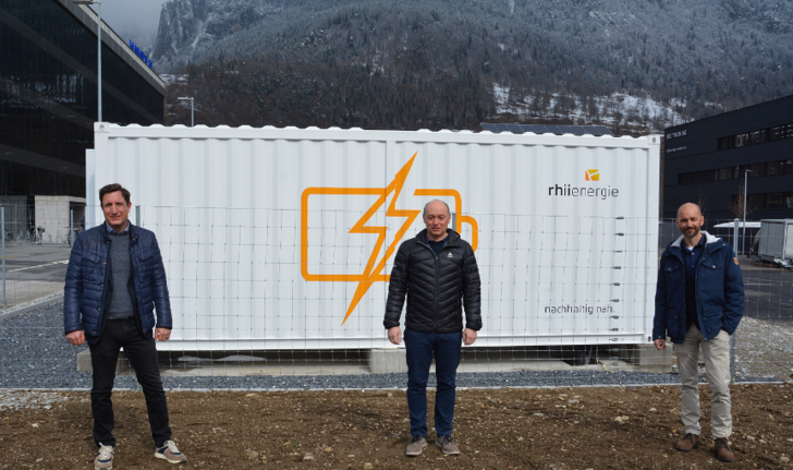 Von links nach rechts: Michel Maiorano (Axpo), Christian Capaul und Stefan Moser (beide Rhiienergie) vor dem 1,25-Megawatt-Speicher von ADS-Tec Energy.