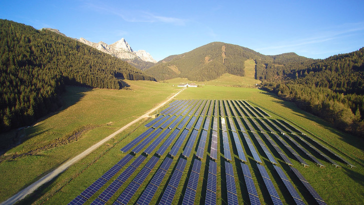 Zankapfel Freifläche: Solarparks wollen die Bundesländer möglichst verhindern. Sie haben es mit entsprechenden Zulassungsbedingungen und Unterstützung für Dach- und Fassadenanlagen selbst in der Hand. - © Eco-tec.at photovoltaics GmbH
