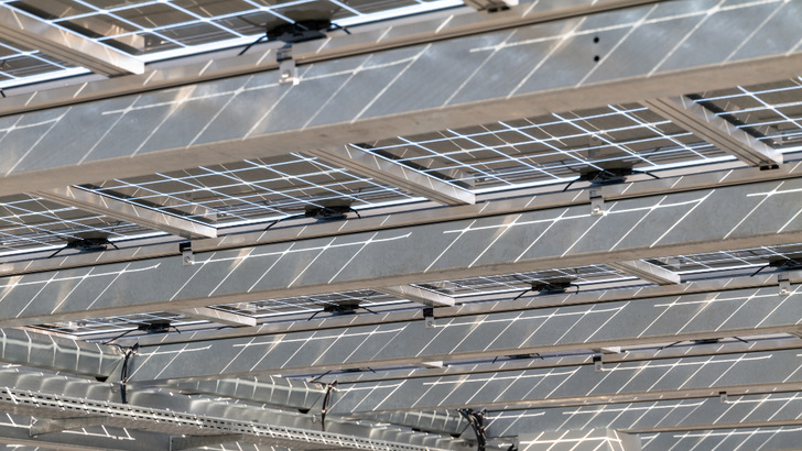 Von Solarwatt mit dem neuen, bauaufsichtlich zugelassenen Modul installiertes Solardach auf einem Parkhaus der Firma Dräxlmeier in  Vilsbiburg in Bayern. - © Solarwatt
