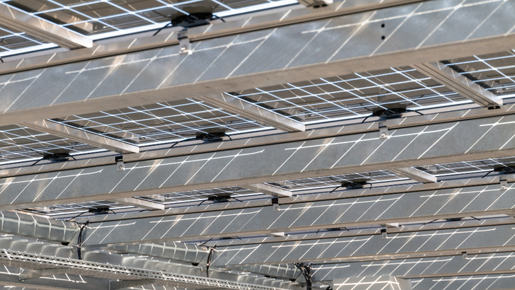 Von Solarwatt mit dem neuen, bauaufsichtlich zugelassenen Modul installiertes Solardach auf einem Parkhaus der Firma Dräxlmeier in  Vilsbiburg in Bayern.