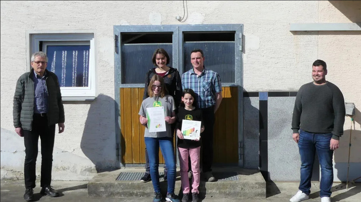 Das Energiekonzept von Familie Sirch aus Altenmüster (Mitte) wurde ausgezeichnet. Rechts der Berater von "Land schafft Energie" Matthias Lechner. Auch Amtsleiter Manfred Faber (links) ist zur Überreichung des Labels gekommen. - © AELF Nördlingen
