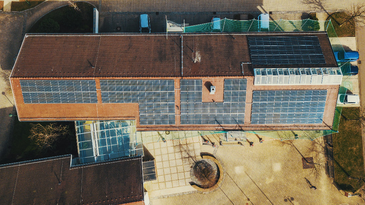 Die neue Dachanlage auf dem Rathaus in Dettenheim ist ein Teil einer ganzen Energiewendestrategie des Ortes. - © Regionale Photovoltaik-Netzwerke Kreis Karlsruhe
