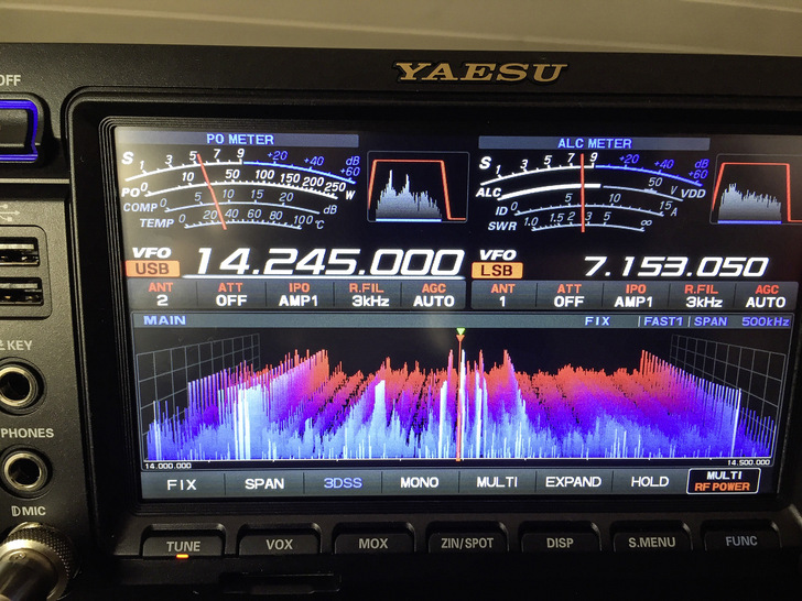 In diesem Empfangsgerät eines Amateurfunkers sieht man die Störungen alle 200 Kilohertz sehr deutlich. - © Foto: Thomas Mügeli
