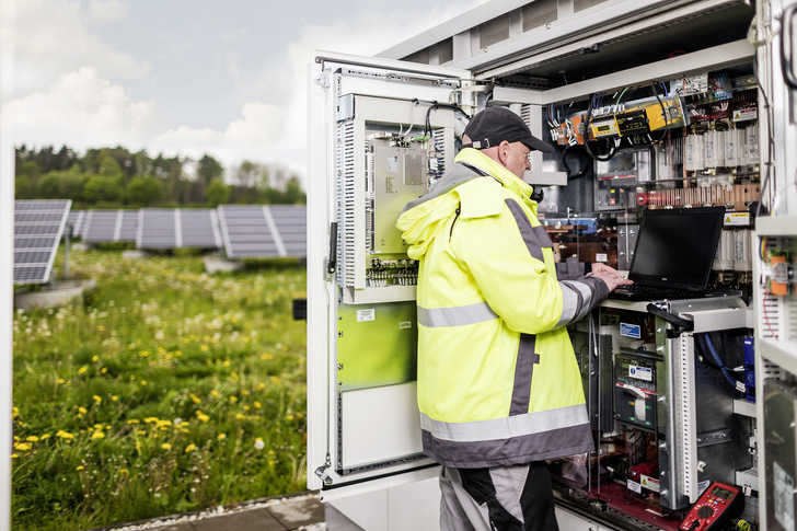 Die termingerechte Inbetriebnahme und der pünktliche Beginn der Einspeisung sind entscheidend für den Erfolg der Refinanzierung. - © Foto: Goldbeck Solar/Thomas Berberich
