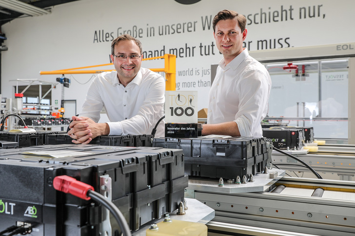Neues aus Wittenberg: Die beiden Tesvolt-Gründer in der Fertigung, links CEO Daniel Hannemann, rechts CTO Simon Schandert. - © Foto: Tesvolt
