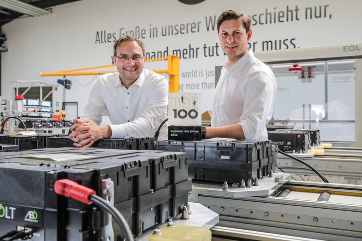 Neues aus Wittenberg: Die beiden Tesvolt-Gründer in der Fertigung, links CEO Daniel Hannemann, rechts CTO Simon Schandert.