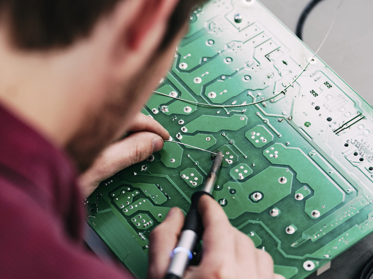 Die Elektrotechniker bei Hilker Repair tauschen defekte Bauteile auf den Platinen einzeln aus.