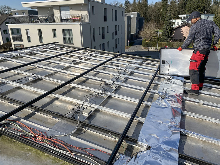 Sanierung der Anlage in der Schweiz: Alle Solarmodule 
 
 wurden abgenommen. - © Foto: Peter Furter

