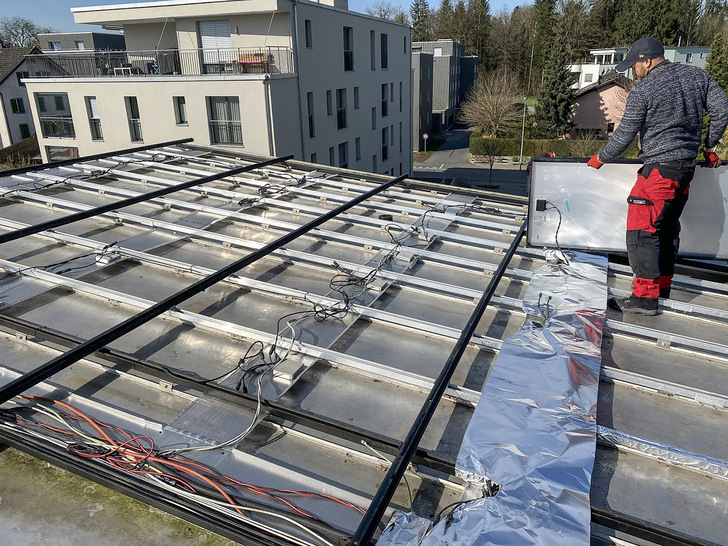 Sanierung der Anlage in der Schweiz: Alle Solarmodule 
 
 wurden abgenommen.