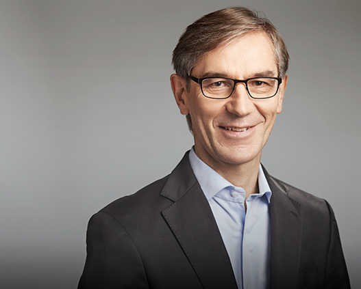 Alfred Karlstetter ist seit 2015 General Manager für Europa von Solaredge. Zuvor war er Vizepräsident für den globalen Vertrieb bei Samil Power, einem Wechselrichterhersteller aus China. Von 2009 bis 2012 war er Vizepräsident für den Europavertrieb bei SMA. Davor besetzte er leitende Funktionen bei Kemet Electronics und Epcos. Alfred Karlstetter hat einen Abschluss als Wirtschaftsingenieur von der Hochschule für angewandte Wissenschaften in München.﻿