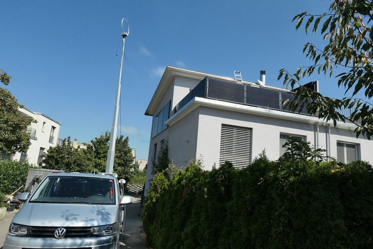 Messaufbau des Bakom an der Solaranlage.