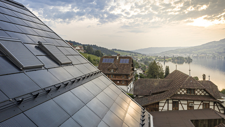 In der Schweiz erfreuen sich auch Indachanlagen wachsender Beliebtheit. - © meraner-hauser.com/Eternit (Schweiz) AG
