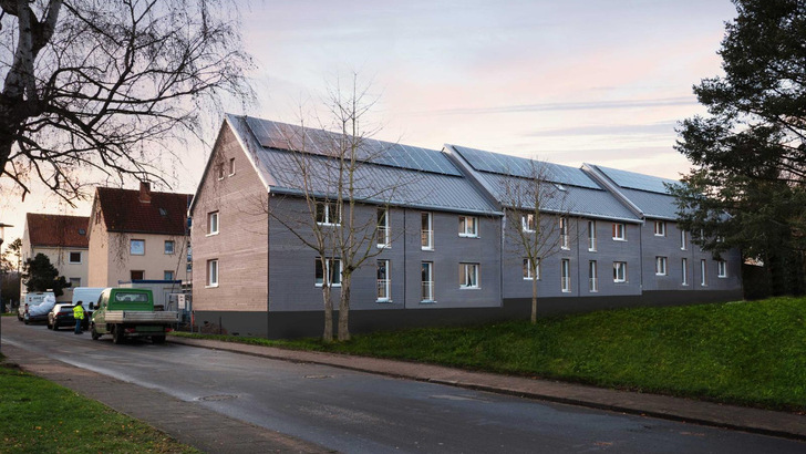 Vom Problemgebäude zum Vorzeigeprojekt: Die drei Wohnblöcke in Hameln haben es zum Netto-Null-Energiestandard gebracht. - © Ecoworks
