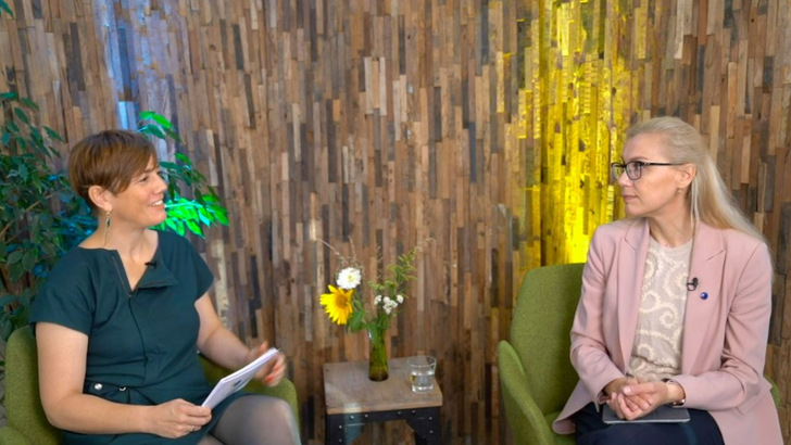 Die Geschäftsführerin von Solar Power Europe Walburga Hemetsberger wird in einem Gespräch mit der EU-Energiekommissarin Kadri Simson die europäische Perspektive der Energiewende besprechen.