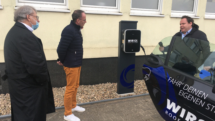 Im Beisein von Bernd Klein, Vorsitzender der Vereinigung der Selbständigen Kirrlach (Mitte), und Peter Bonsch, Vorsitzender des Handwerker- und Gewerbevereins Wiesenthal (links), nimmt Johannes Groß, Geschäftsführer der Wirsol Roof Solutions die Elektrotankstellen in Waghäusel in Betrieb.