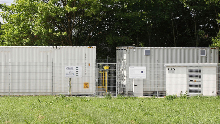 Großes Speichersystem der Stadtwerke Trostberg. - © Smart Power
