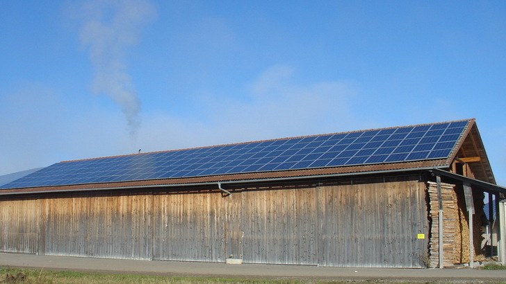 Große Dächer, große Anlagen: In der Landwirtschaft ist trotzdem die Umstellung auf Eigenverbrauch eine Option, denn der Strombedarf wächst. - © Solar Professionell
