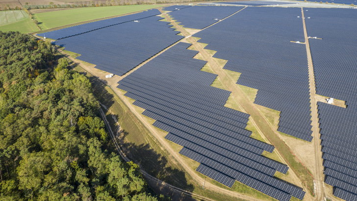 Der Solarpark Weesow-Willmersdorf ist das erste förderfreie Solarprojekte von EńBW in Brandenburg. - © Paul Langrock/EnBW
