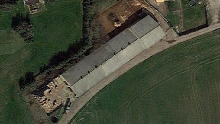 Dieses Dach in Sachsen wird bis Ende März 2021 mit Solarmodulen belegt.