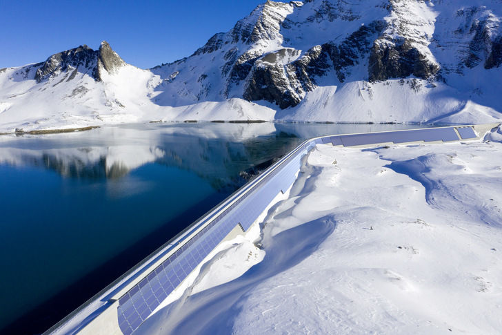 Sonnige Aussichten am Muttsee: Ab Mitte Juni 2021 soll ein fast ein Kilometer breites Solarkraftwerk mit 2,2 Megawatt Leistung auf der Staumauer entstehen. - © Foto: Axpo
