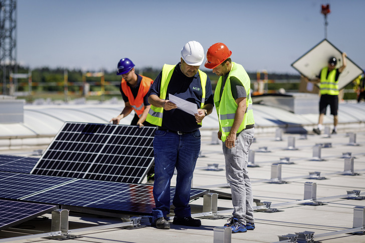 Die Montage von standsicheren und preiswerten ­Photovoltaikanlagen setzt eine gute Planung voraus.
Dabei muss der Handwerker einiges beachten. - © Foto: A. Benz/Benz und Heinig Fotografen﻿
