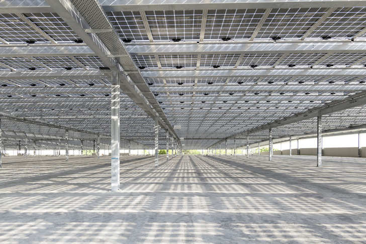 Mehr als 4.000 der neuen Solarmodule von Solarwatt wurden auf dem Parkhaus von Dräxlmaier installiert. - © Foto: Solarwatt
