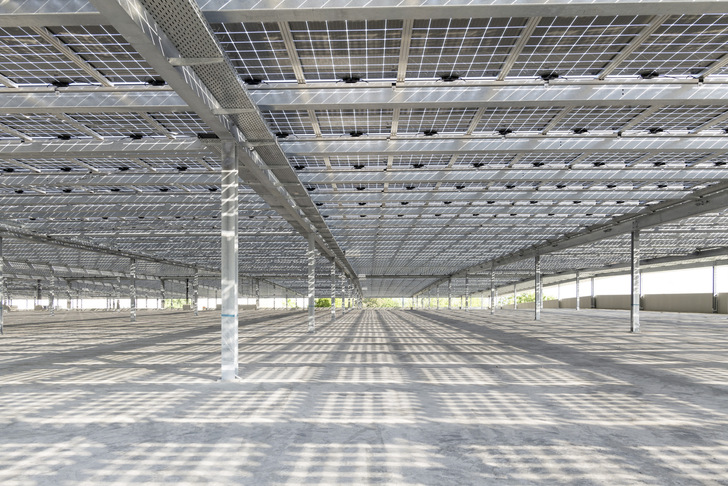 Mehr als 4.000 der neuen Solarmodule von Solarwatt wurden auf dem Parkhaus von Dräxlmaier installiert.