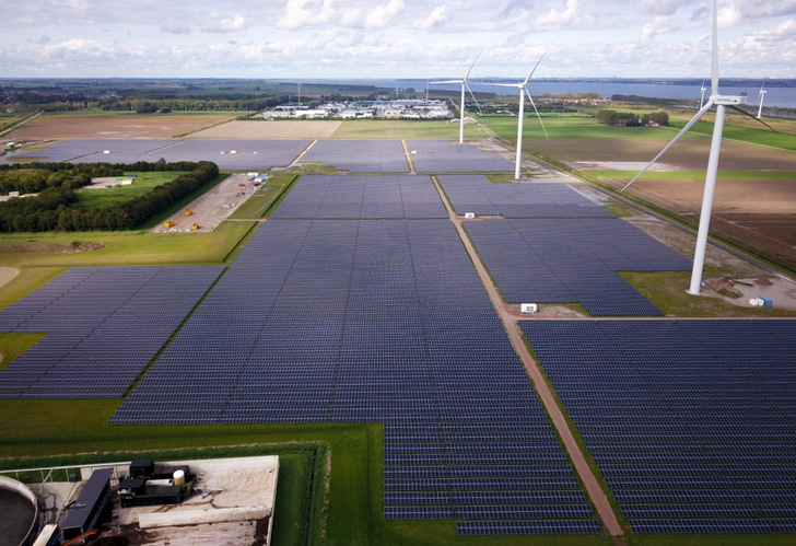 Der Energiepark Haringvliet Zuid besteht aus einem Solarpark, einen Windpark sowie einem Großspeicher. - © Belectric
