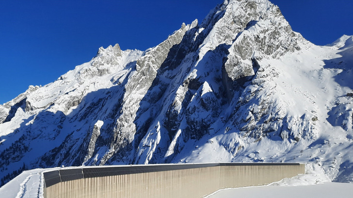 Im Winter ist die fast vertikale Ausrichtung der Module von Vorteil. Die Anlage liefert die Hälfte ihres Ertrags in den kalten Monaten des Jahres. - © EWZ
