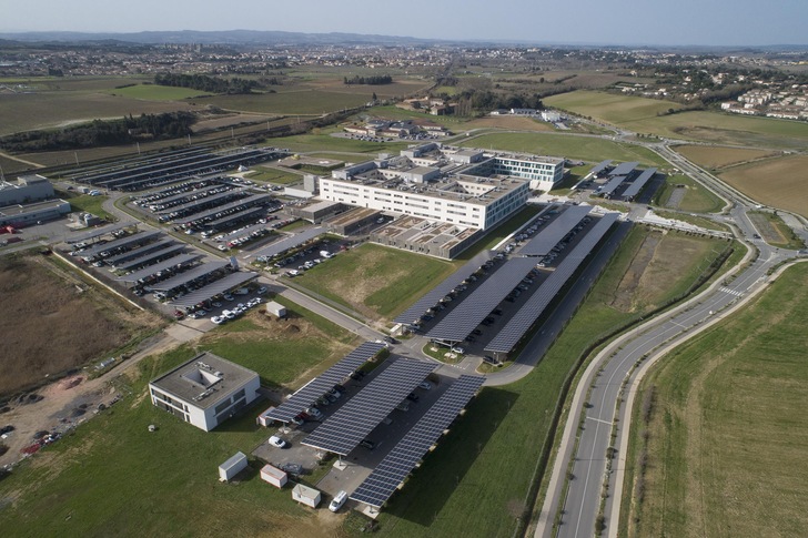 Die Überdachung eines Spitalparkplatzes in Carcassonne mit rund 14.000 Solarpanels liefert vier Megawatt. - © Urbasolar
