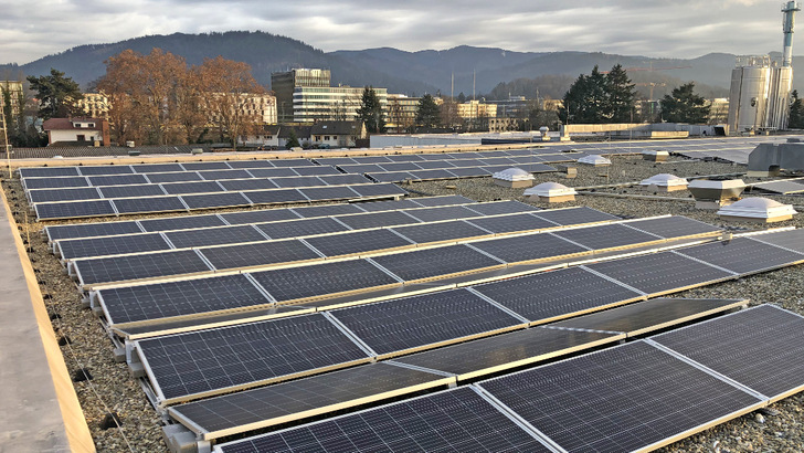 Die Module auf dem Dach liefern den Strom für die Produktion bei Schwarzwaldmilch.