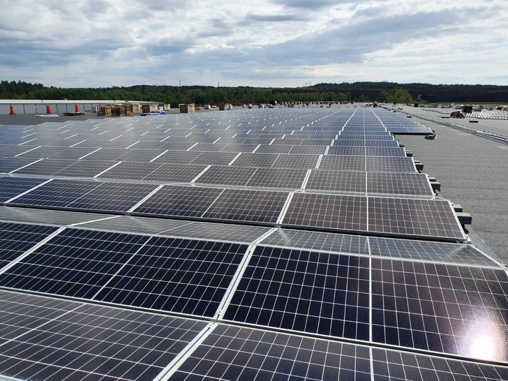 Den Maßen von Solarmodulen sind kaum Grenzen gesetzt.