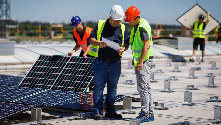 Bei guter Planung geht die Montage der Anlage schnell. Der Generator steht dann auch sicher auf dem Dach. - © A. Benz/Benz + Heinig Fotografen
