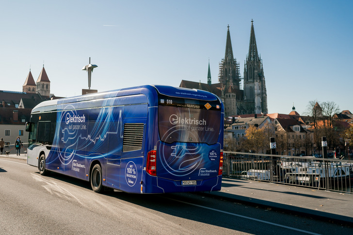 Das Regensburger Busdepot lädt schon elektrisch mit bis zu 150 Kilowatt.
