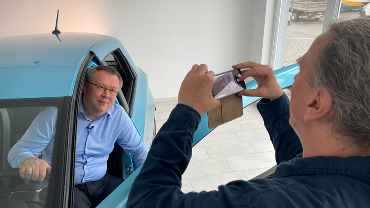 David Muggli (links) von Priogo stand Heiko Schwarzburger von der photovoltaik Rede und Antwort.