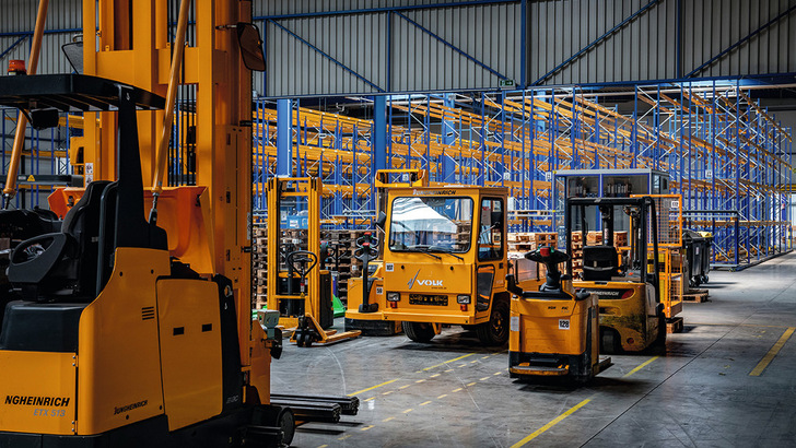 Ruhe vor dem Sturm: Die Auslieferungslogistik in Freiberg steht bereit. Ab Juli gehen von hier aus die ersten Module unter anderem an den Schweizer Großhändler Solarmarkt.