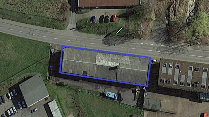 Dieses Dach wird demnächst mit Solarmodulen belegt. Danach steht die Anlage zum Verkauf.