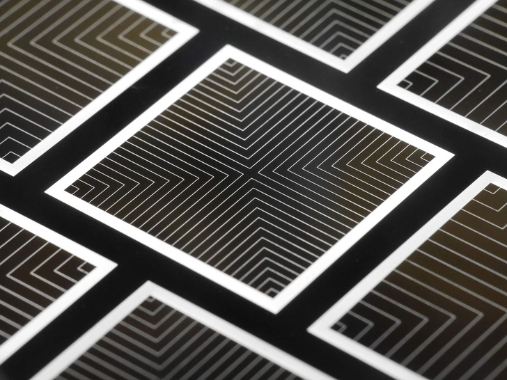 Die ISE-Solarzelle erzielte mit 26 Prozent Wirkungsgrad einen Rekord für beidseitig kontaktierte Solarzellen.