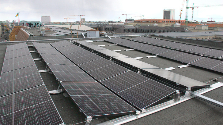 Die Schule am Brandenburger Tor kann mit der Solaranlage 77 Prozent des Strombedarfs im Gebäude decken. - © Berliner Stadtwerke
