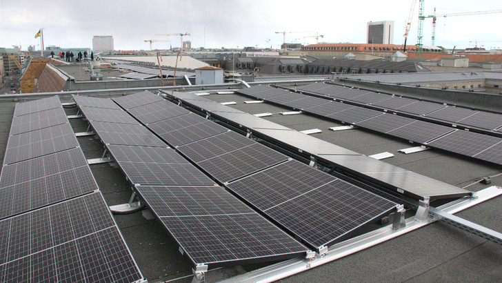 Die Schule am Brandenburger Tor kann mit der Solaranlage 77 Prozent des Strombedarfs im Gebäude decken.