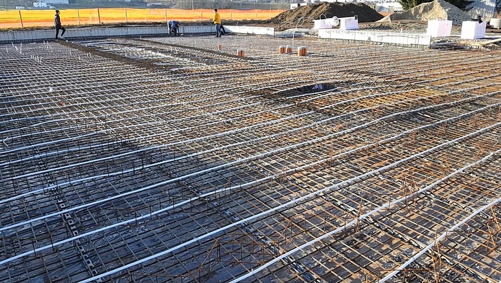 Die Handwerker haben die elektrische Fußbodenheizung in das Fundament eingegossen.